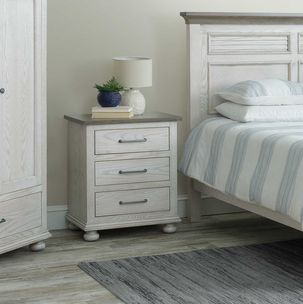 Mesita de noche Amish Hickory Grove de 3 cajones - Envío rápido