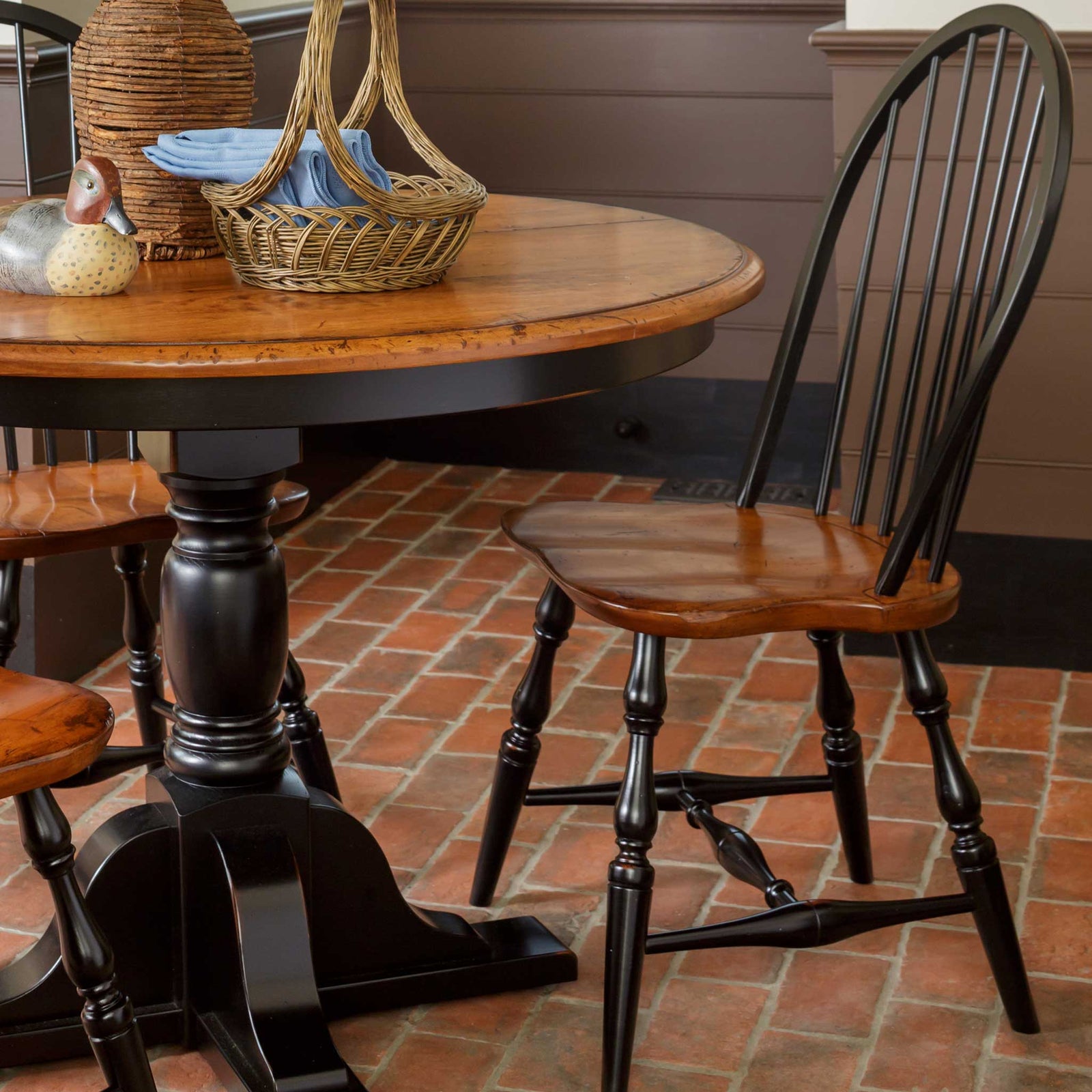 Amish Innkeepers 42" Round Dining Table & 4 Chairs Set - As Shown - snyders.furniture