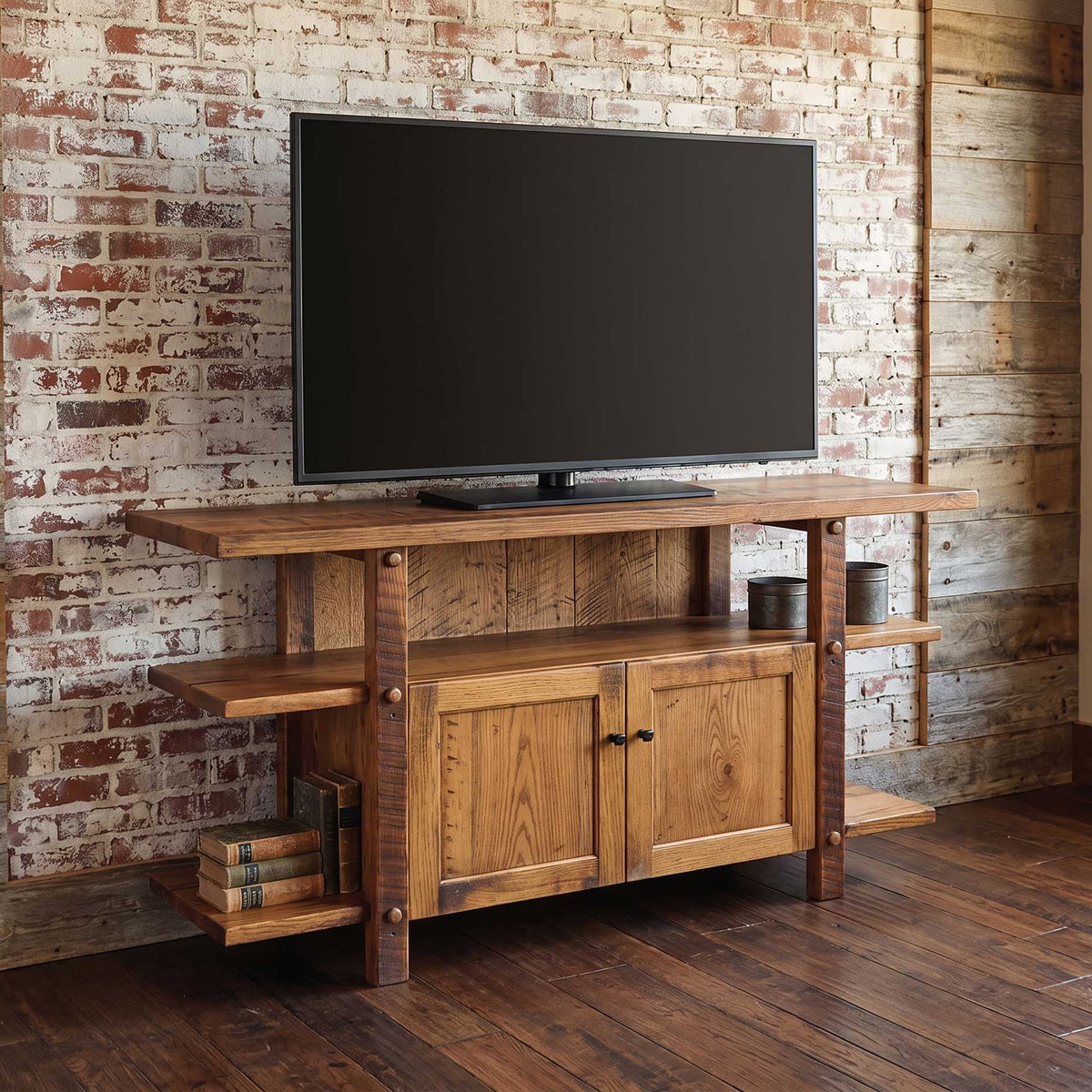 Soporte para TV Amish con puerta corrediza de madera de granero rústica recuperada de 52" para TV de hasta 60"