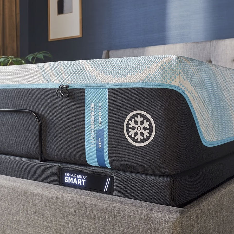 Close-up of the soft cooling mattress corner with blue knit top, snowflake badge and adjustable smart base rail